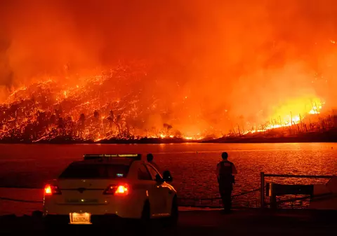 Peste 13.000 de persoane au fost evacuate din calea incendiului Thompson care pârjolește California de Nord