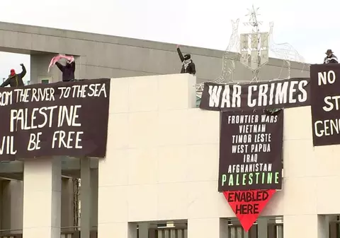 Manifestanți pro-palestinieni s-au urcat pe acoperișul Parlamentului Australiei pentru a desfășura bannere împotriva războiului din Gaza