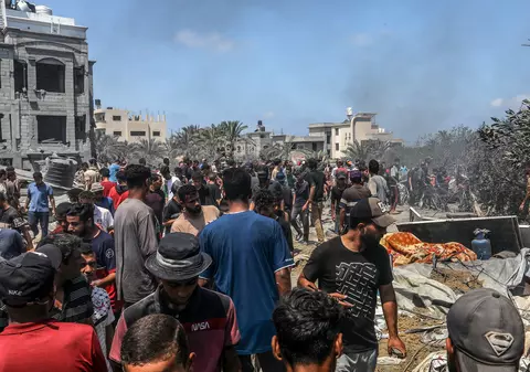 Cel puţin 71 de morţi într-un atac asupra unei tabere de strămutaţi din Gaza. Israelul spune că a vizat un lider Hamas