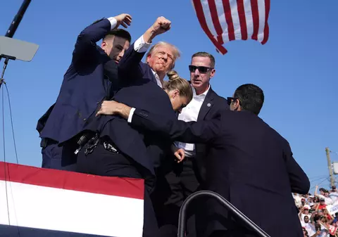 Momentul în care Donald Trump este rănit la urechea dreaptă, în tentativa de asasinat asupra sa