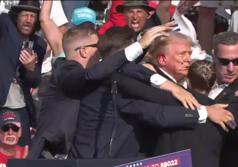 „Lăsați-mă să-mi iau pantofii!”. Ce reacție a avut Donald Trump în secundele după ce a fost lovit de glonț în ureche