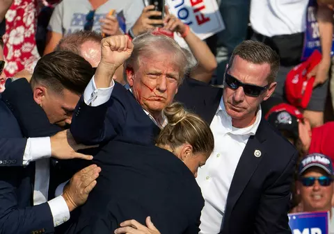 Prima reacție a lui Donald Trump după tentativa de asasinat asupra sa: „Am fost împușcat cu un glonț”