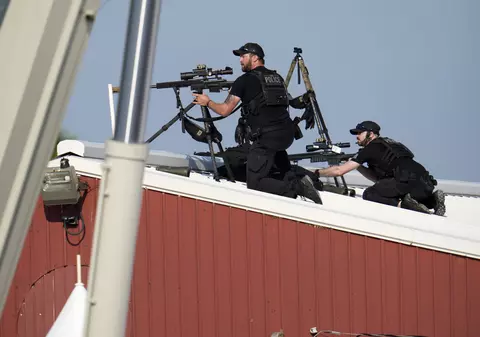 Un martor spune că a văzut un bărbat înarmat pe un acoperiș lângă mitingul lui Trump. Cum au reacționat forțele de ordine când au fost alertate