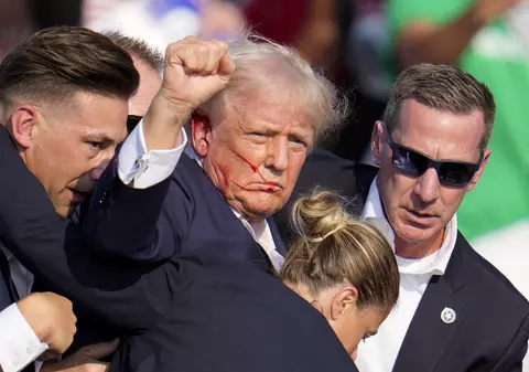 „Nu ai o a doua șansă”. Fotograful care l-a surprins pe Donald Trump plin de sânge ridicând pumnul în aer a povestit cum a realizat acea poză