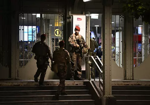 Un bărbat a fost arestat la Paris după ce a rănit un militar cu un cuțit