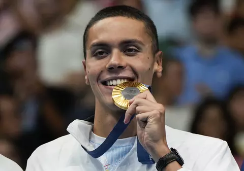 David Popovici se întoarce vineri în ţară