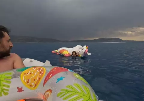 O fetiță care plutea în derivă pe un unicorn și era aproape să se înece, pe un lac din Turcia, salvată de un youtuber | VIDEO