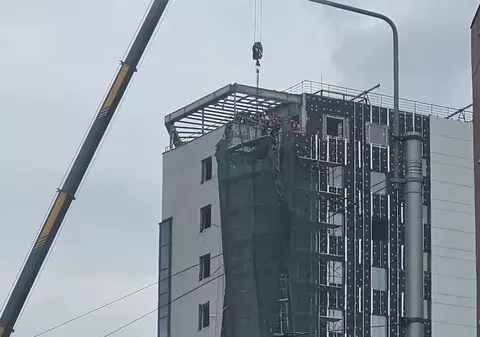 O schelă de pe un bloc turn stă să cadă în centrul Capitalei. Traficul a fost blocat de polițiști VIDEO