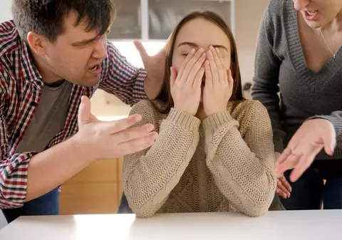 Studenta din București care și-a dat în judecată părinții pentru a-i obliga să-i plătească o pensie de 2.000 de lei. Pârâții consideră demersul „profund umilitor”