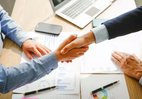 Efectele măsurilor PSD: românii o duc mai bine și revin la credite cu dobânzi decente