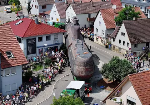 Submarin de 48 de metri, filmat pe străzile înguste ale unui oraș german! Sute de oameni au ieșit din case pentru a vedea transportul special