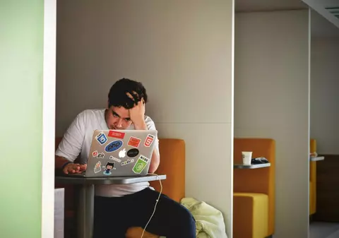 Peste 6.000 de locuri de muncă disponibile, în acest moment, pentru cei care nu au trecut examenul de Bacalaureat. Unde se pot angaja absolvenții de liceu fără diplomă de Bac?