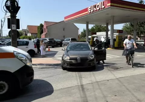 O șoferiță care ieșea din benzinărie, în Timișoara, filmată când trece cu mașina peste un bărbat care traversa regulamentar și-l ucide