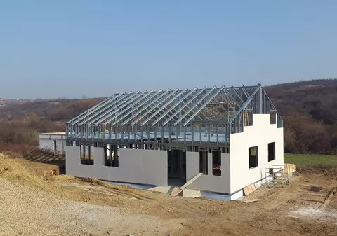 Care sunt riscurile ascunse ale caselor de lemn și pe structură metalică. Expert: „Vorbim de sume care deja contează”