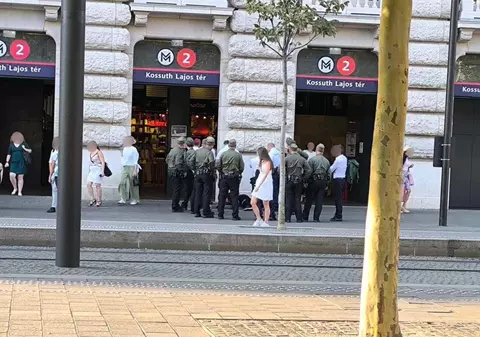 Un bărbat a amenințat cu un pistol cu gaze oamenii din piața Kossuth, lângă parlamentul de la Budapesta. Suspectul a fost reținut