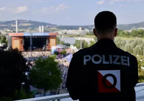 Atac cu cuțitul într-un centru de cazare pentru refugiați din Austria: deranjat că vecinul de cameră sforăie prea tare