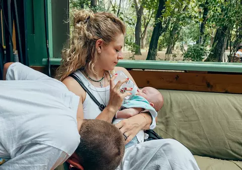 Victoria Răileanu, actrița din serialul Vlad, și-a botezat fetița. Imagini de la creștinarea Mariei