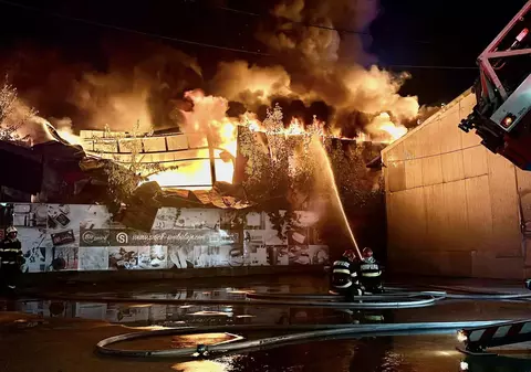 Incendiu puternic în Afumați. Hala unui depozit de electrocasnice, parțial prăbușită. Nu au fost semnalate victime