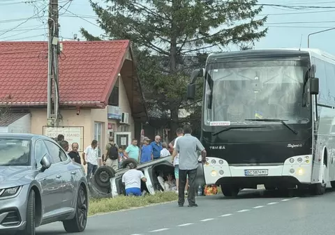 Accident pe E85 între un autocar în care se aflau 48 de persoane şi un autoturism. Două persoane sunt rănite