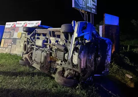 Două maşini s-au ciocnit şi s-au răsturnat în apropiere de Buzău. 12 persoane au fost rănite