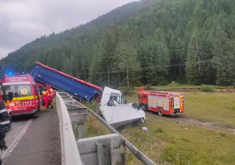 Accident cu două camioane şi o autoutilitară, în Bistriţa. Unul dintre şoferi a fost găsit decedat în cabina distrusă