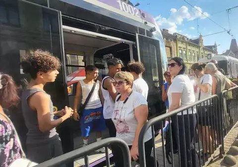 O femeie și-a pierdut o mână după ce a fost lovită de tramvai pe un bulevard din Timișoara