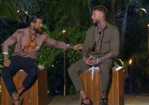 Andrei și Eric de la Insula iubirii, discuție aprinsă la bonfire: „Pe Cristina aș da-o celui mai mare dușman al meu”