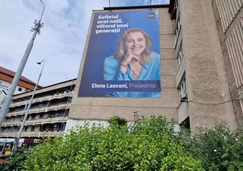 Dosar penal pentru un afiş al Elenei Lasconi amplasat ilegal pe un bloc din Sibiu
