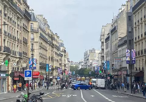 Bătaie cu bâte și cuțite între zeci de afgani pe o stradă din Paris. Patru persoane au fost rănite | VIDEO