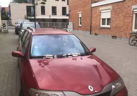 Un Renault roșu înmatriculat în România a primit 15 amenzi de parcare în două săptămâni, într-un oraș din Belgia