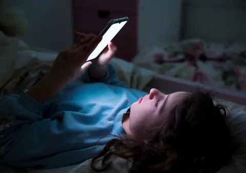 Ce este lumina albastră și cum ne afectează?