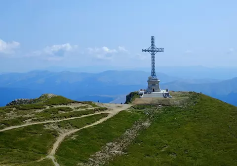 Cum a fost construită Crucea de pe Caraiman şi ce reprezintă