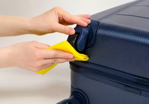 Cum să îţi cureţi trolerele, rucsacurile şi alte bagaje