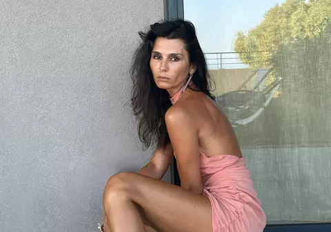 Cum a apărut Dana Budeanu în vacanță, lângă o piscină. Numai sandalele purtate de vedetă costă 1.000 de euro