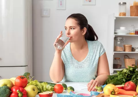 E bine să bei apă înainte de masă?
