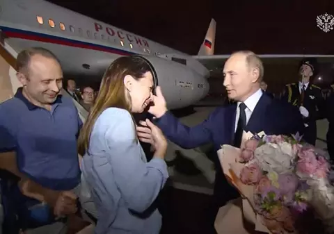 Un asasin, o familie de spioni și copiii lor și un infractor informatic, printre rușii eliberați de Occident. Putin i-a așteptat cu garda de onoare