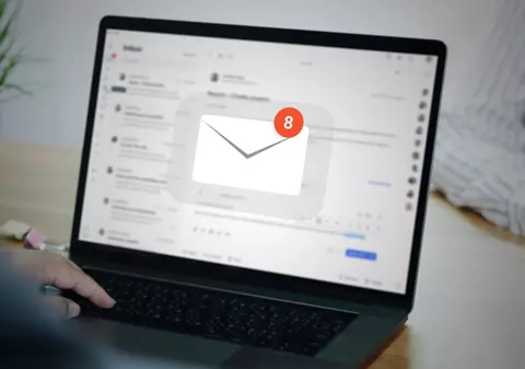 Avertisment al Poliției: Cetățenii primesc pe e-mail acte falsificate în care sunt acuzaţi de pedofilie sau hărţuirea sexuală. Cum pot fi evitate înșelăciunile