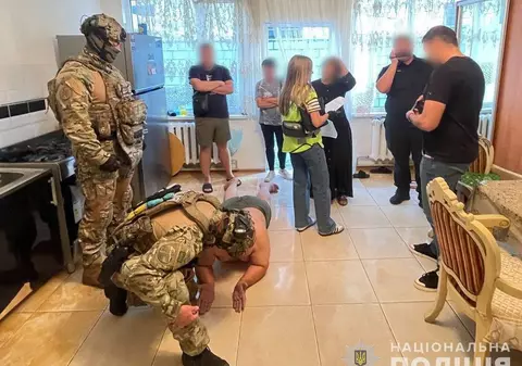 Grup infracțional condus de un rus, demascat de Ucraina şi Republica Moldova. A vândut militarilor ucraineni mașini și drone inexistente