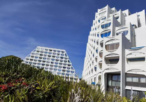 Mașini incendiate în fața unei sinagogi din Franța. Un polițist a fost rănit, în urma exploziei