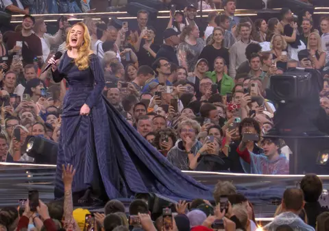 Decizie neașteptată a germanilor. Au interzis jurnaliștilor să o fotografieze pe Adele în concert la München, dar publicul are voie cu telefoane mobile