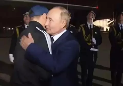 „Doi ucigași la Moscova”. De ce a vrut Putin să-l salveze cu orice preț pe asasinul pe care l-a îmbrățișat pe aeroport, după schimbul de prizonieri