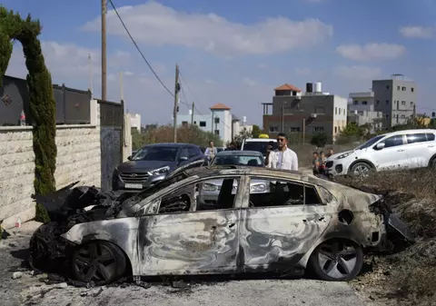 Case și mașini dintr-un sat de palestinieni din Cisiordania, incendiate de coloniștii israelieni