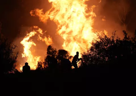 Un incendiu de pădure s-a extins până în zonele rezidențiale din orașul turc Izmir. Oameni evacuați din mai multe cartiere