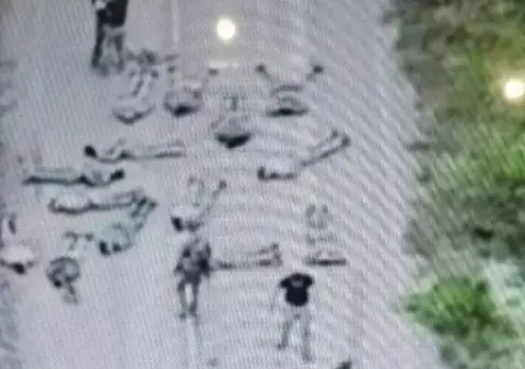 Soldații lui Putin se predau ucrainenilor chiar în Rusia. Momentul în care zeci de militari se întind unul lângă altul pe stradă, cu fața în jos