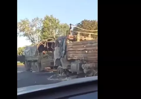 Momentul atacului ucrainean asupra unui convoi militar. 15 camioane făcute scrum, înșirate de-a lungul unei autostrăzi VIDEO