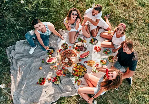 Picnic la iarbă verde? Nu trebuie să-ți lipsească gustările reci