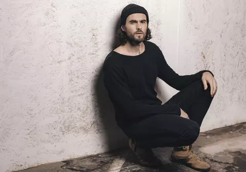 Interviu | Mihail, artistul român care a cântat la Glastonbury, festivalul legendar din Anglia: „Aș putea vorbi ore-n șir despre natură, dar n-aș putea să-ți spun cu cine să votezi în necunoștință de cauză” 