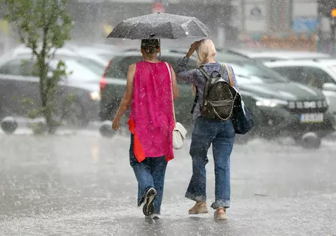 Ciclonul islandez care a devastat Europa ajunge în România. Meteorologii anunță vijelii, averse torențiale și grindină