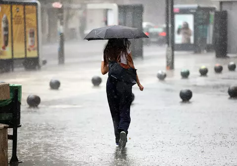 Cod galben de furtuni în 16 judeţe din ţară. Alte 5 judeţe sunt sub avertizare de caniculă. Harta zonelor vizate