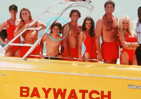 Actorul care și-a petrecut adolescența filmând în Baywatch: „Intram pe furiș în vestiarul fetelor și le miroseam costumele de baie”